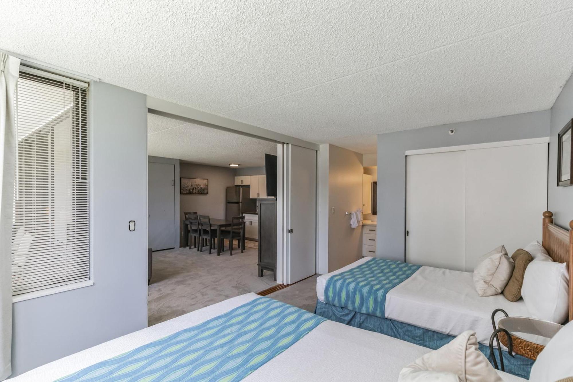 Apartment Spacious Waikiki 1 Block From With Full Kitchen And Free Parking *