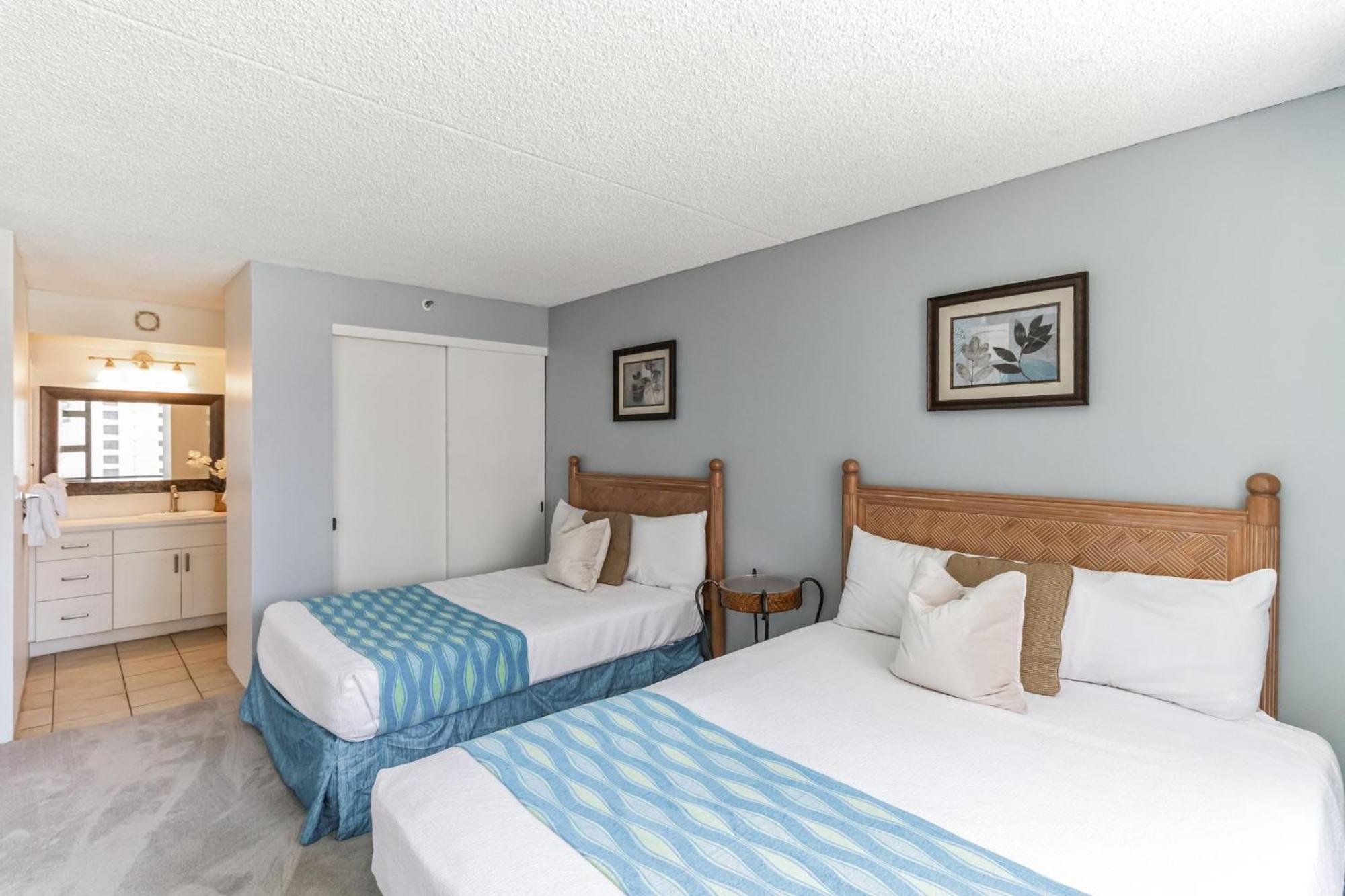 Spacious Waikiki 1 Block From With Full Kitchen And Free Parking