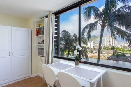 Hawaiian Monarch Upgraded Modern Honolulu