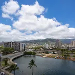 Modern Waikiki Sleek Studio