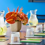 Courtyard By Marriott Waikiki Beach