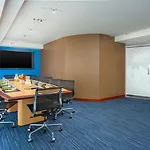 Courtyard By Marriott Waikiki Beach