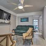 Sun-Filled Condo With Lanai Near Waikiki Beach!