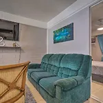 Sun-Filled Condo With Lanai Near Waikiki Beach!