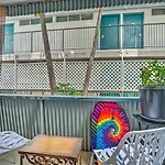 Sun-Filled Condo With Lanai Near Waikiki Beach!