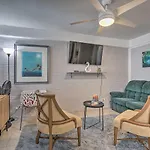 Sun-Filled Condo With Lanai Near Waikiki Beach!
