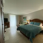 Luana Waikiki Hotel
