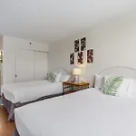 Breezy Waikiki Condo 2 Blocks From The Beach & Free Parking!