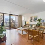 Breezy Waikiki Condo 2 Blocks From The Beach & Free Parking!