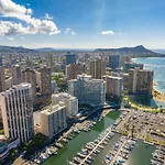 Oceanfront Renovated Getaway In Waikiki
