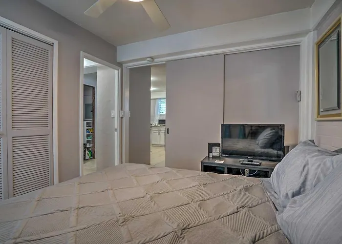 Sun-Filled Condo With Lanai Near Waikiki Beach!