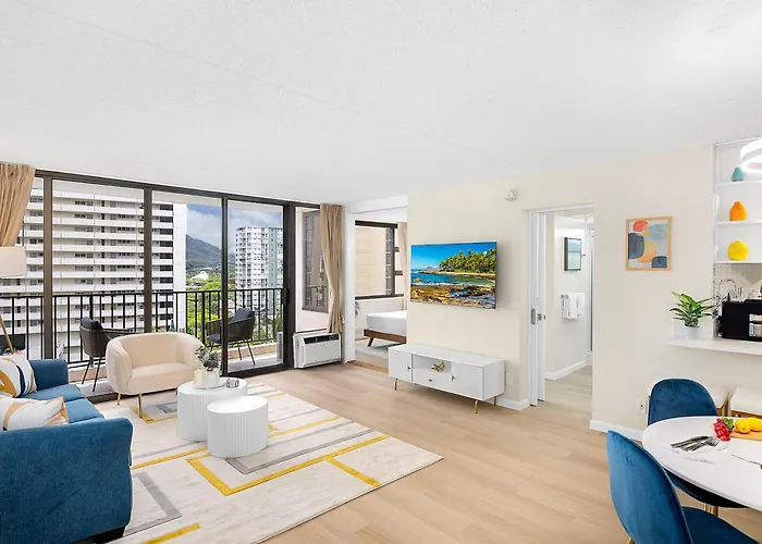 Newly Renovated ,1 Block To Waikiki Beach, Free Parking