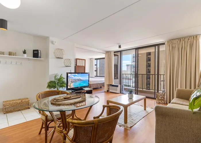 Breezy Waikiki Condo 2 Blocks From The Beach & Free Parking!