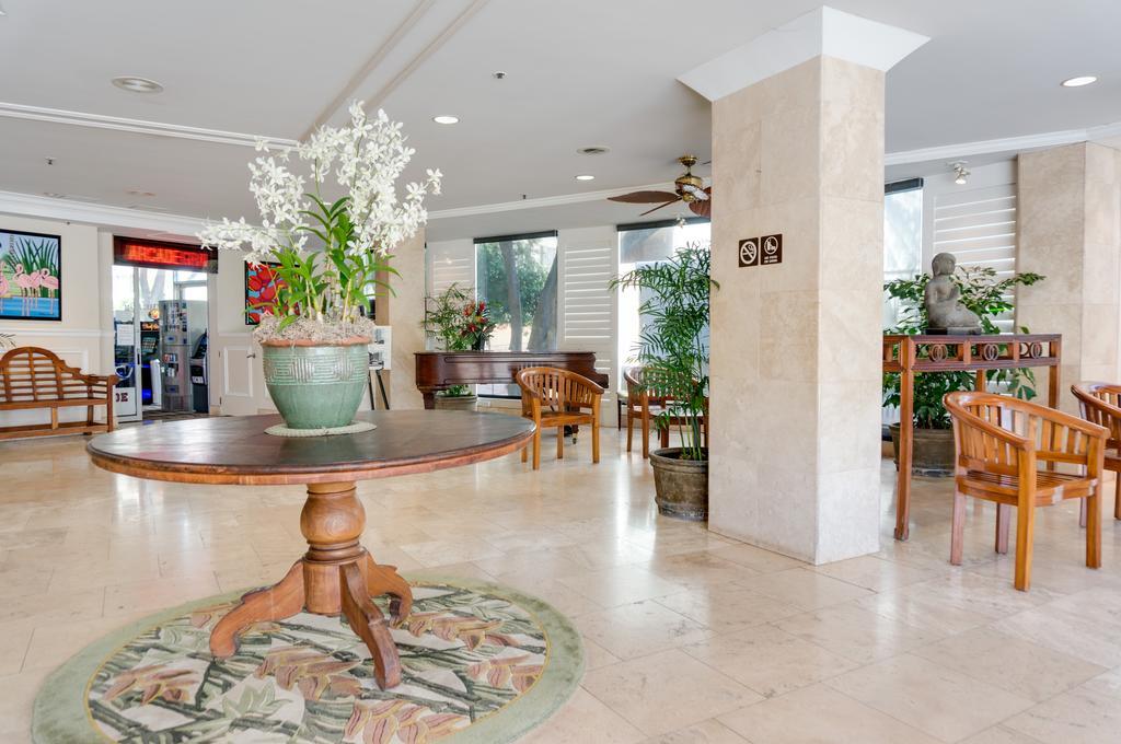 Castle At Waikiki Grand Hotel 2*