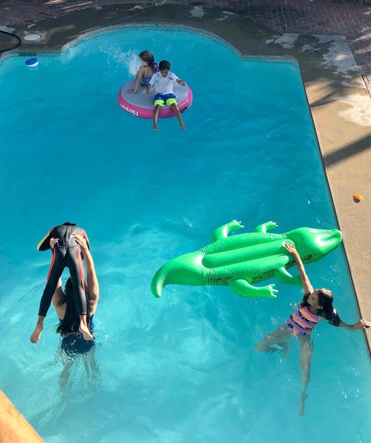 With Sweeping Views, Pool & Yard Holiday home Honolulu
