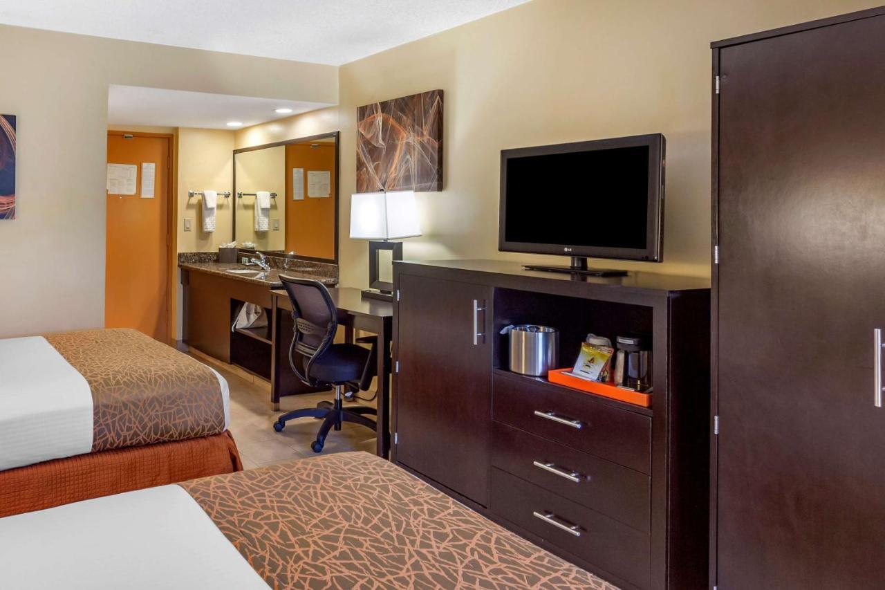 Western The Plaza Airport - Free Breakfast Hotel