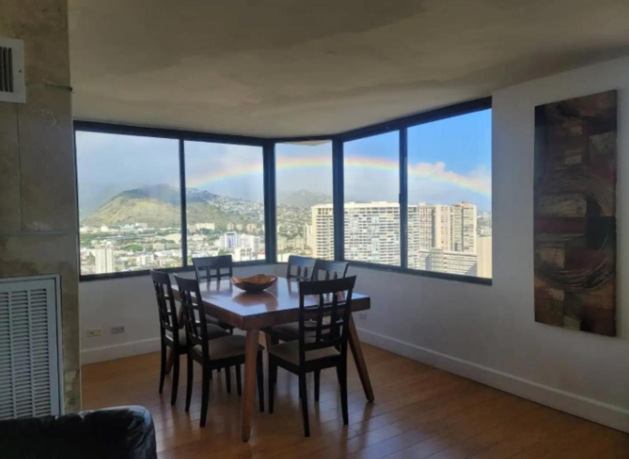 With Beautiful View In Hawaii Honolulu