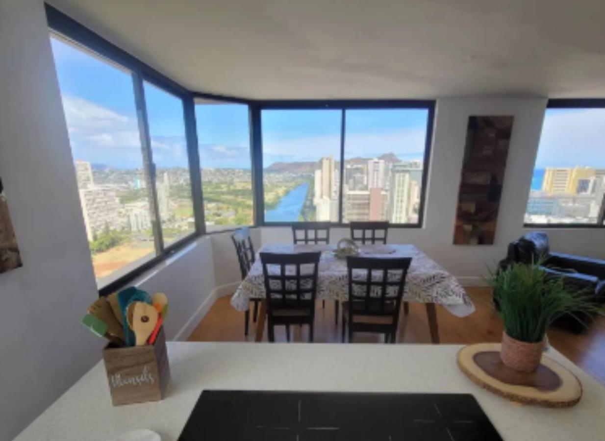 With Beautiful View In Hawaii Honolulu