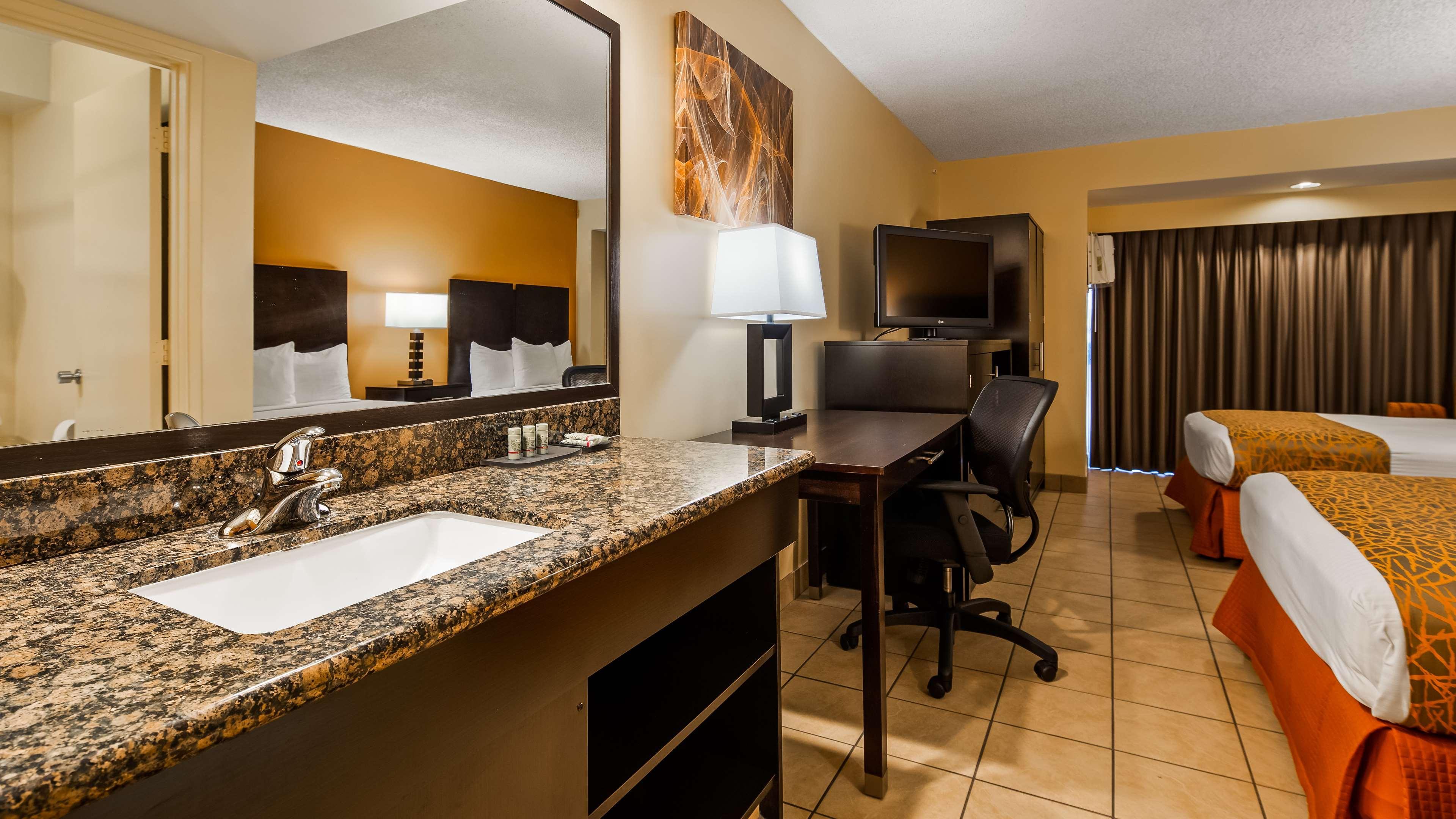 Hotel Western The Plaza Airport - Free Breakfast 3*