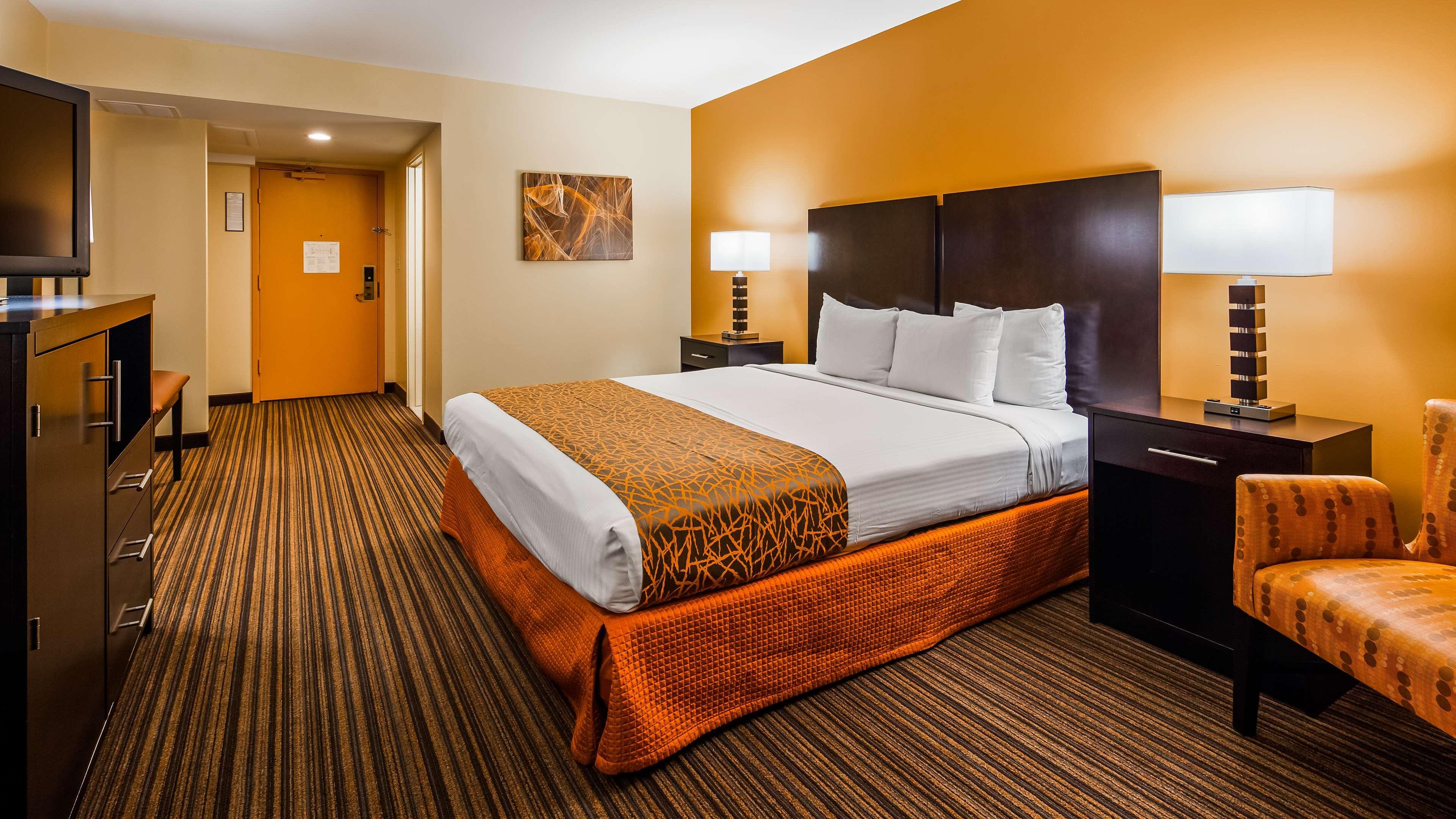 Hotel Western The Plaza Airport - Free Breakfast 3*