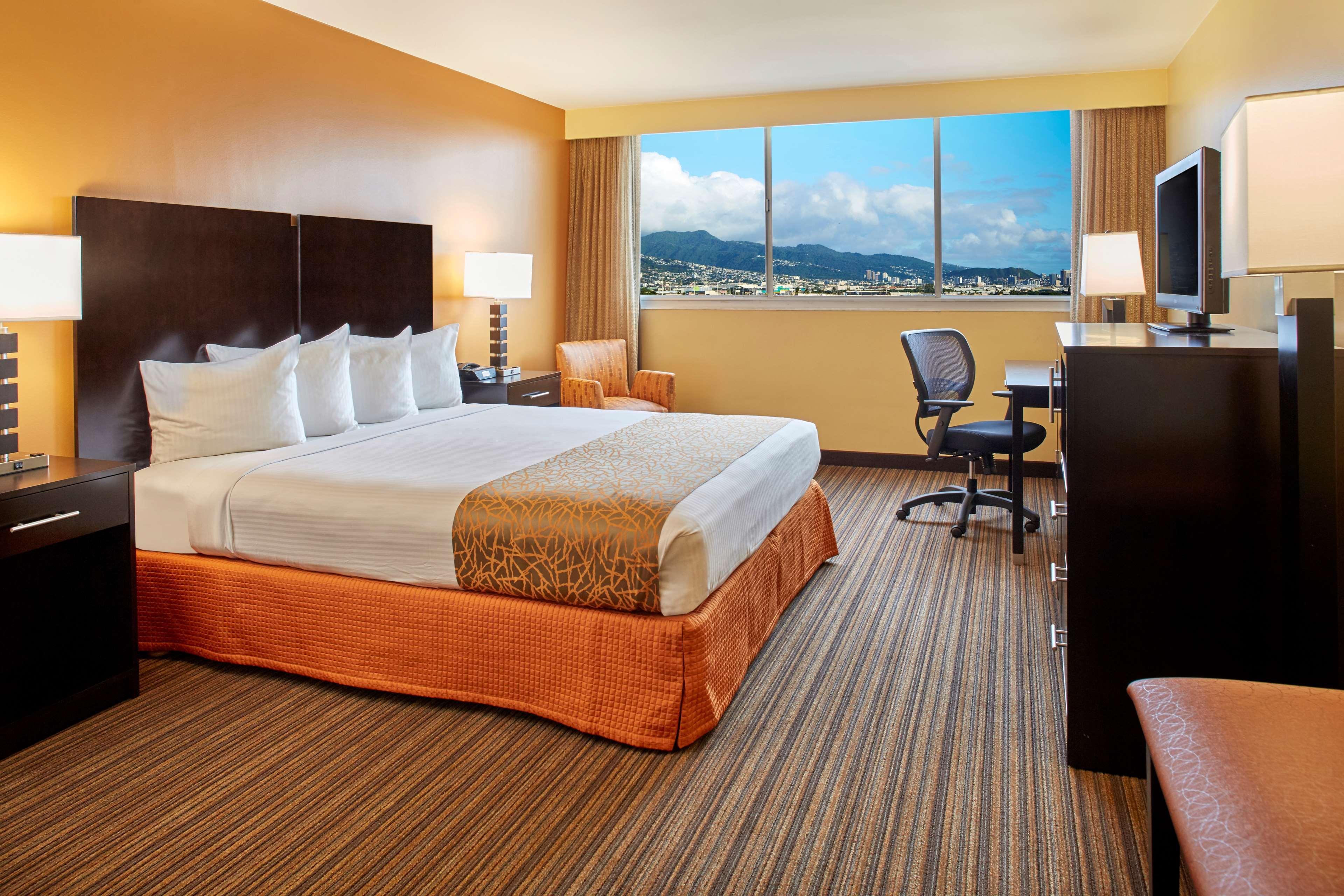 Western The Plaza Airport - Free Breakfast Hotel