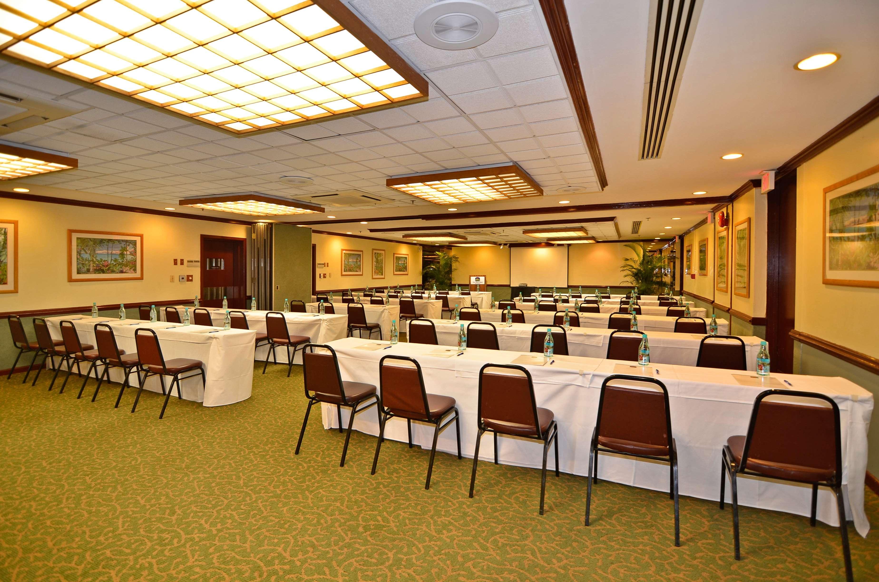 Western The Plaza Airport - Free Breakfast Hotel 3*
