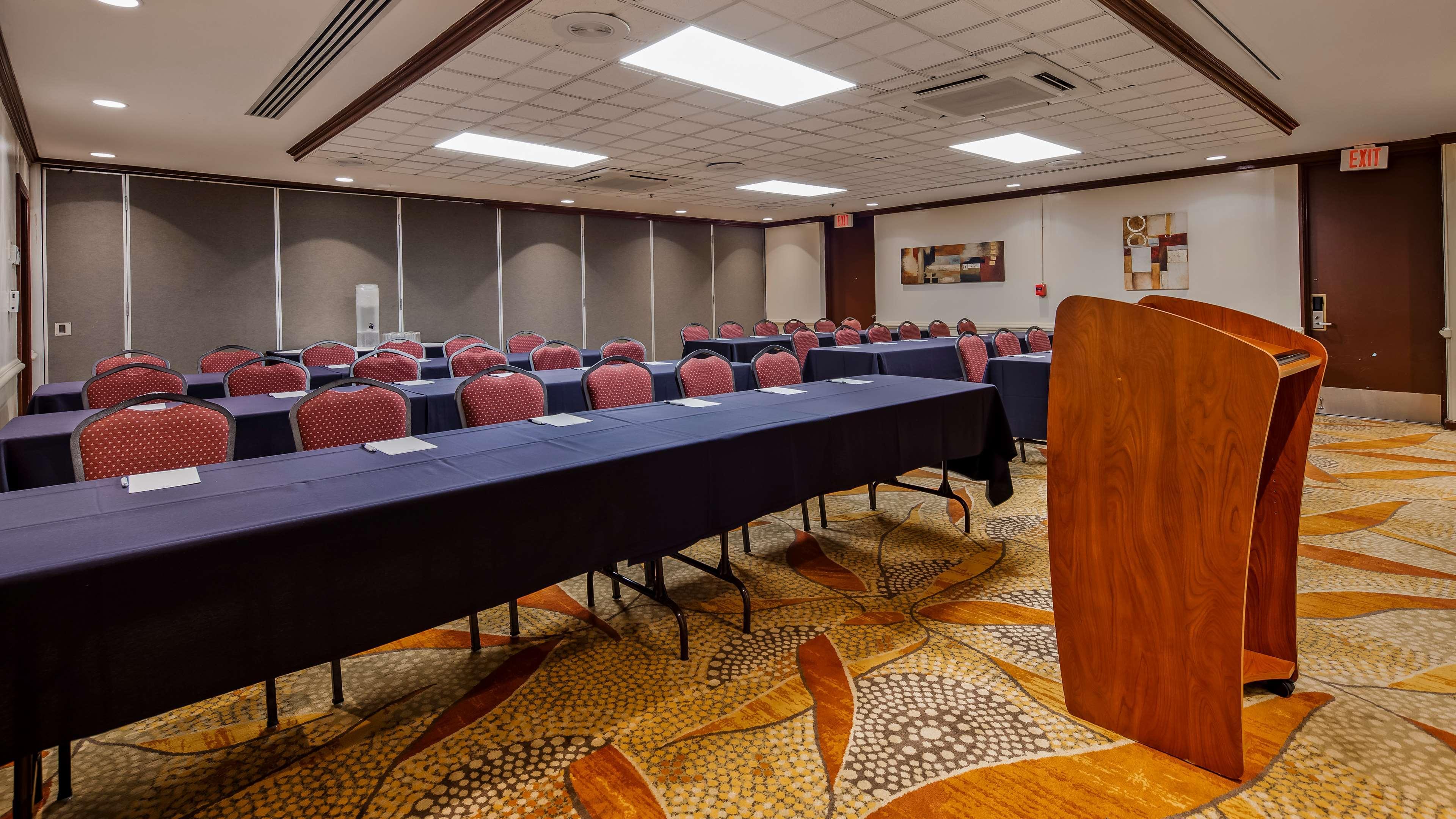 Hotel Western The Plaza Airport - Free Breakfast 3*