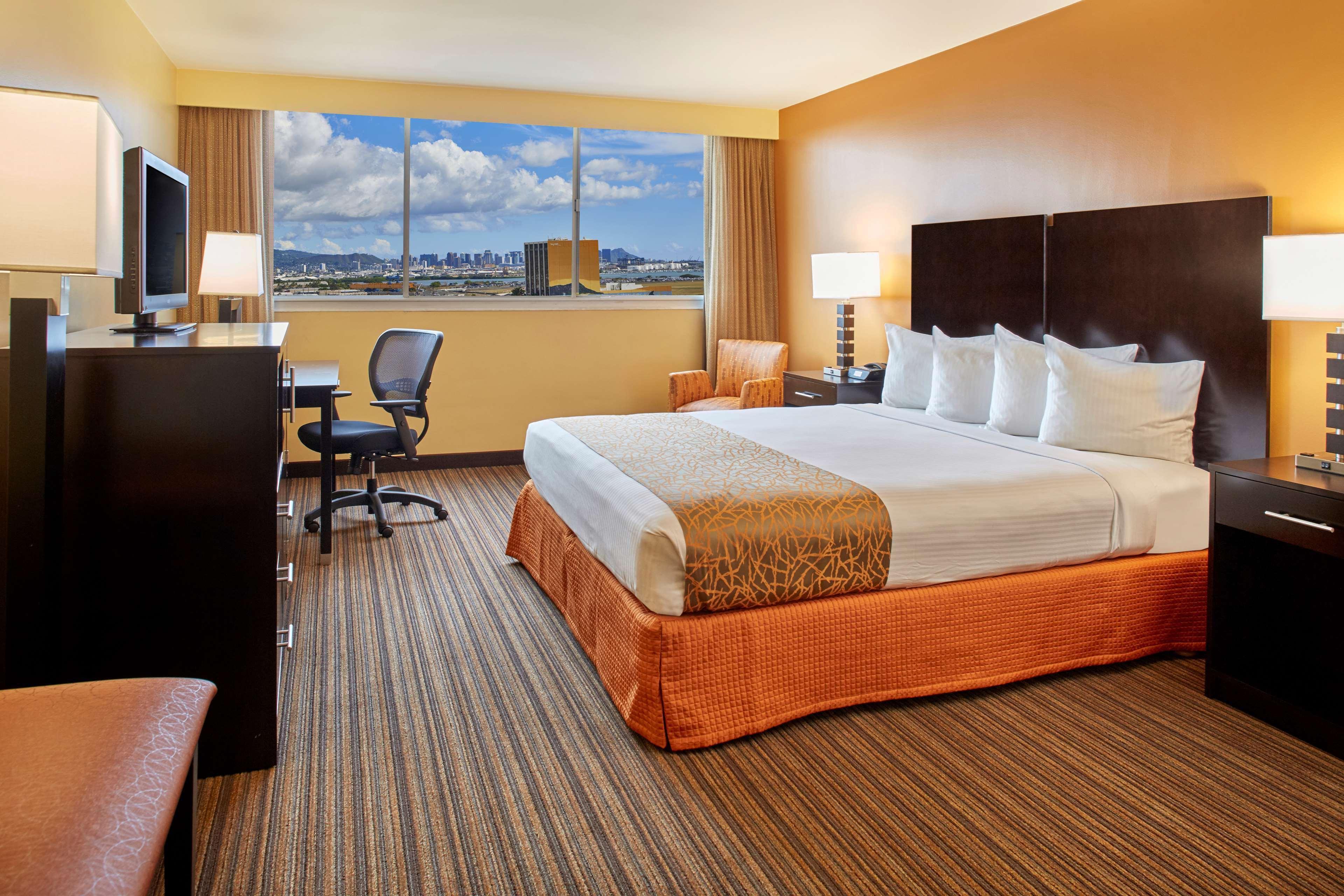 Western The Plaza Airport - Free Breakfast Hotel 3*