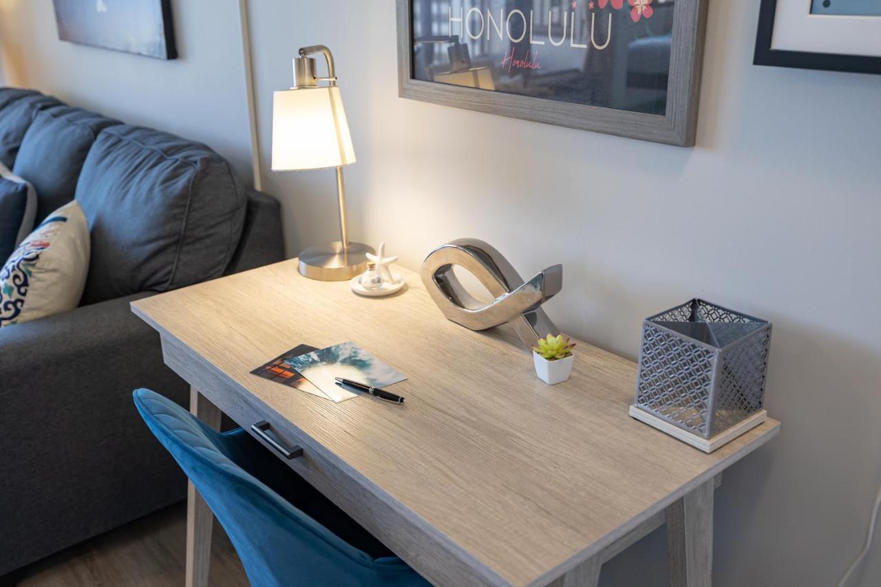 Waikiki Upscale 1 Bedroom - Ocean Views - Parking Apartment
