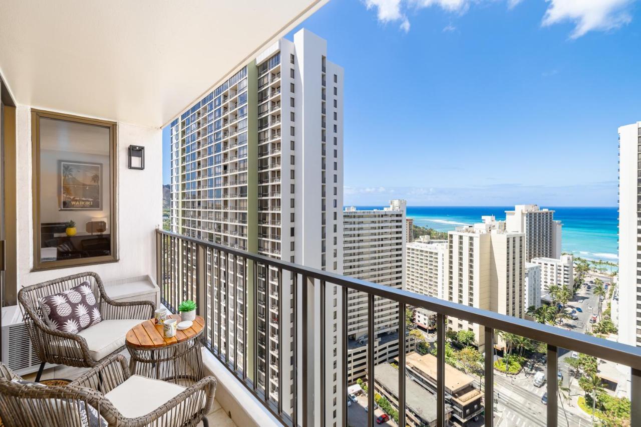 Waikiki Upscale 1 Bedroom - Ocean Views - Parking Apartment