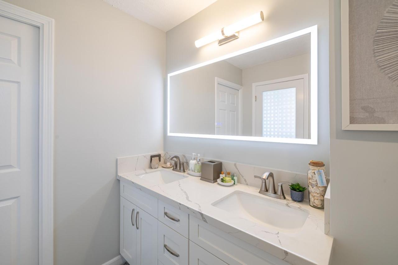 Waikiki Upscale 1 Bedroom - Ocean Views - Parking Apartment Honolulu