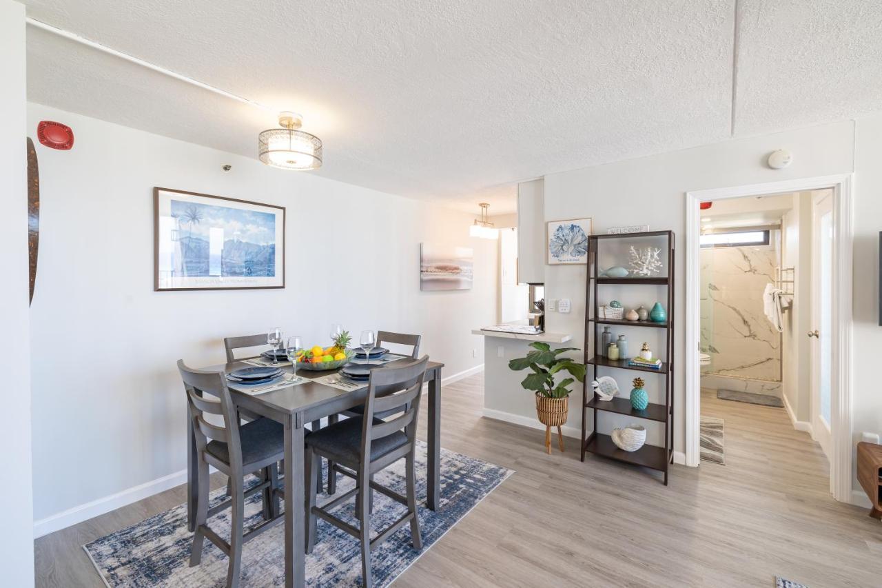 Waikiki Upscale 1 Bedroom - Ocean Views - Parking Apartment *