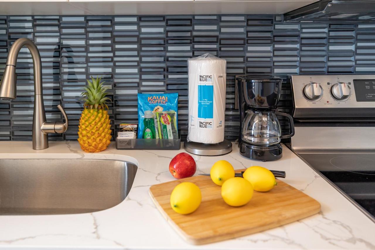Waikiki Upscale 1 Bedroom - Ocean Views - Parking Apartment *