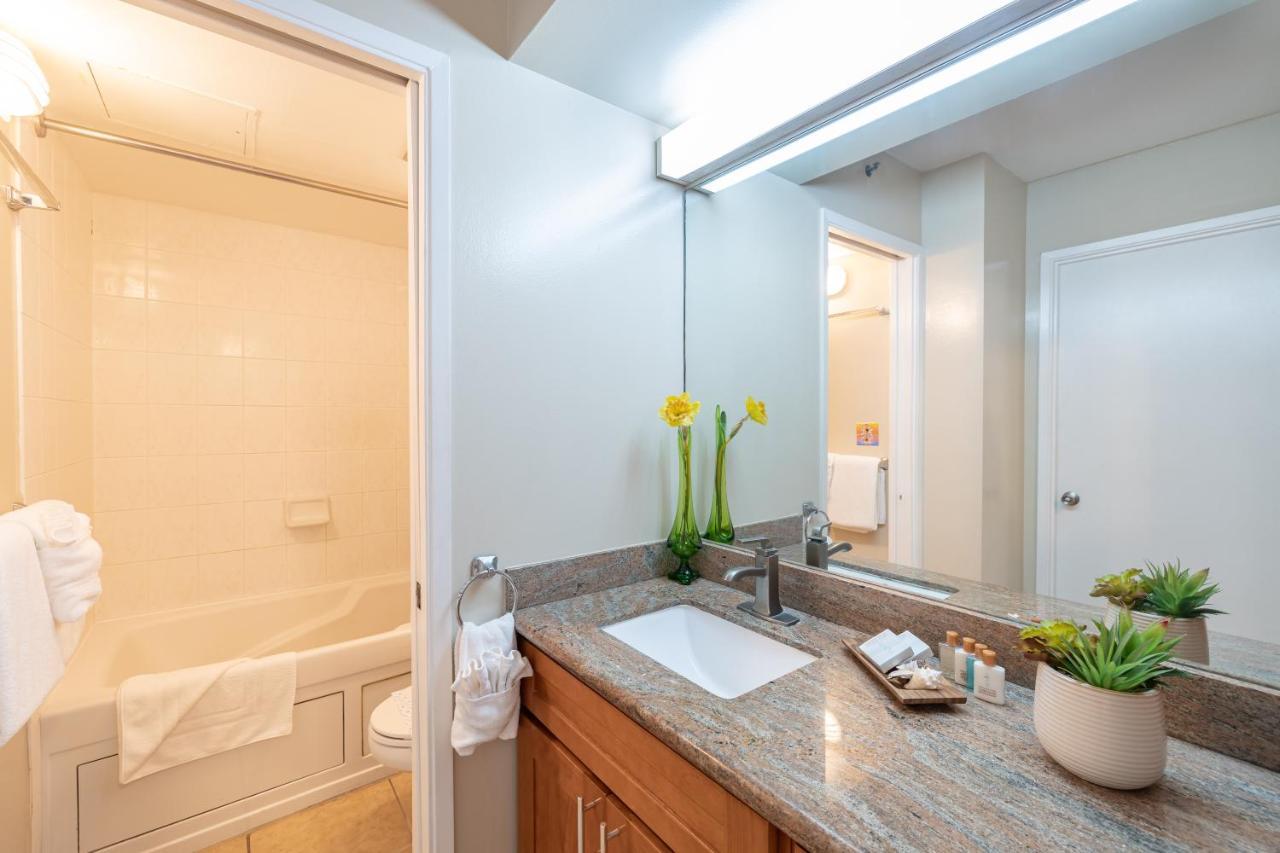 1br With Great Ocean Views - 1 Block To With Free Parking! *