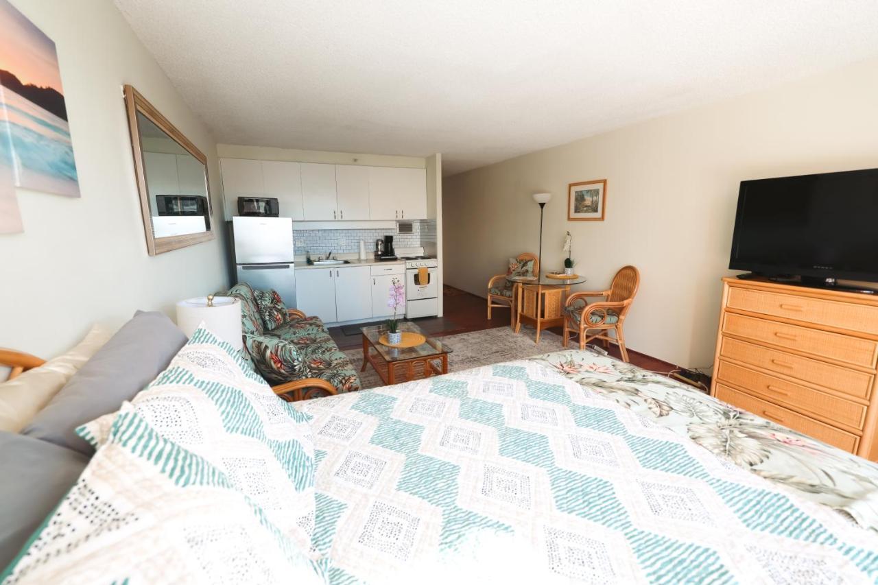 Apartment Tropical At Marine Surf Waikiki: Beachfront Oasis With Full Kitchen