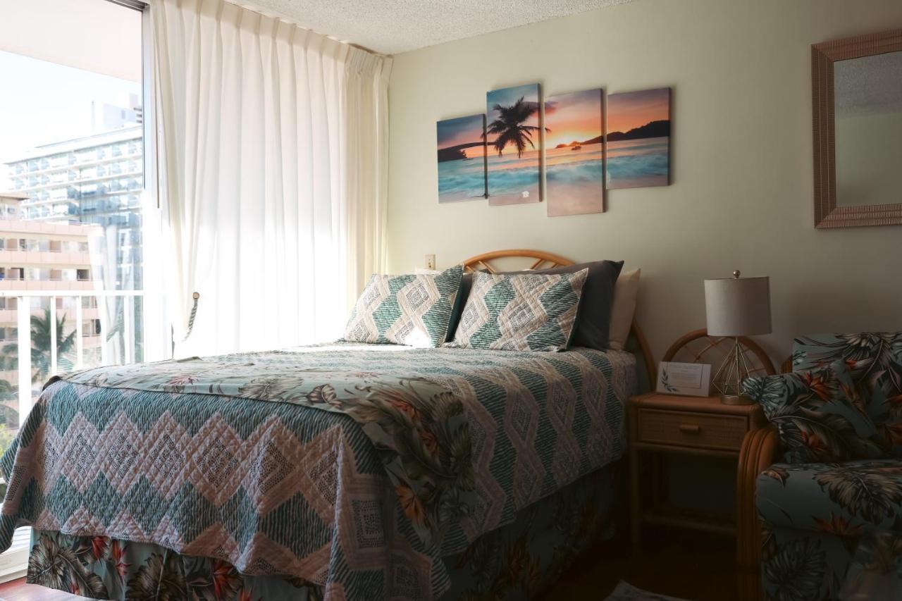Apartment Tropical At Marine Surf Waikiki: Beachfront Oasis With Full Kitchen *