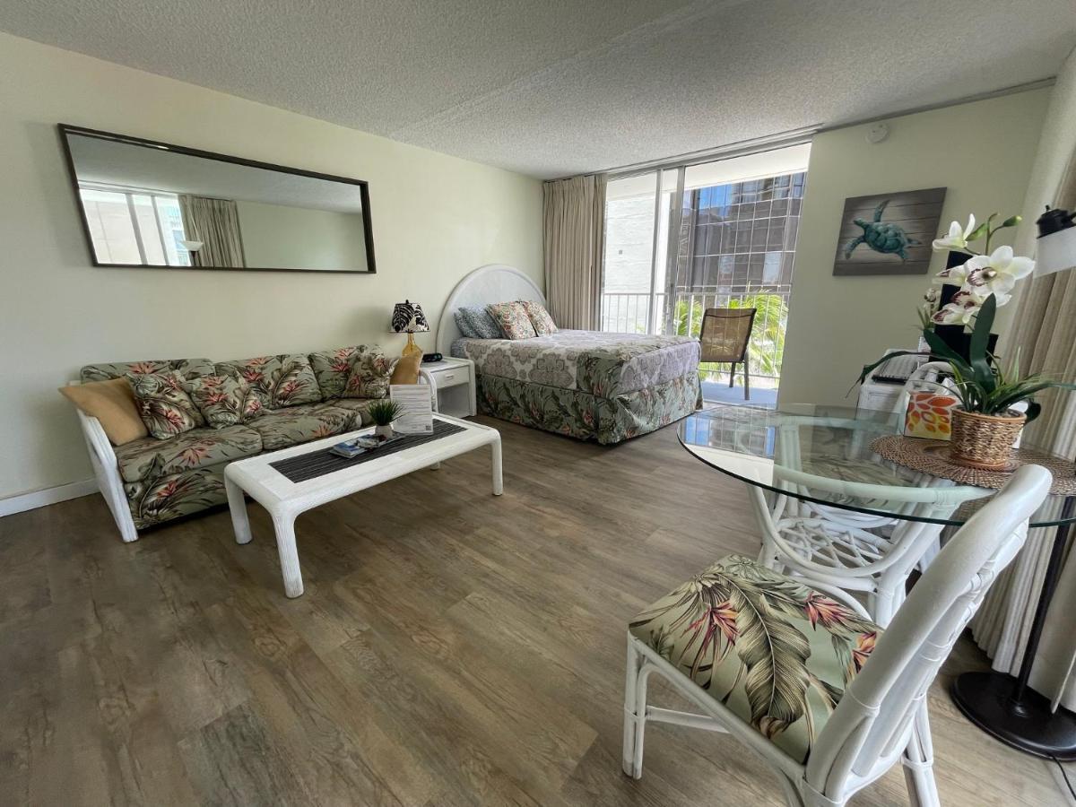 Tropical At Marine Surf Waikiki: Beachfront Oasis With Full Kitchen * Honolulu