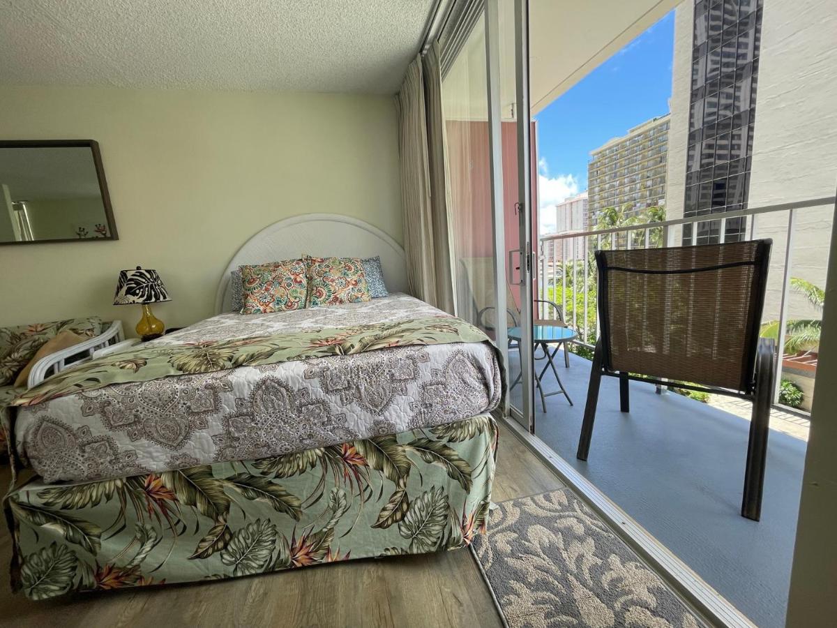 Apartment Tropical At Marine Surf Waikiki: Beachfront Oasis With Full Kitchen