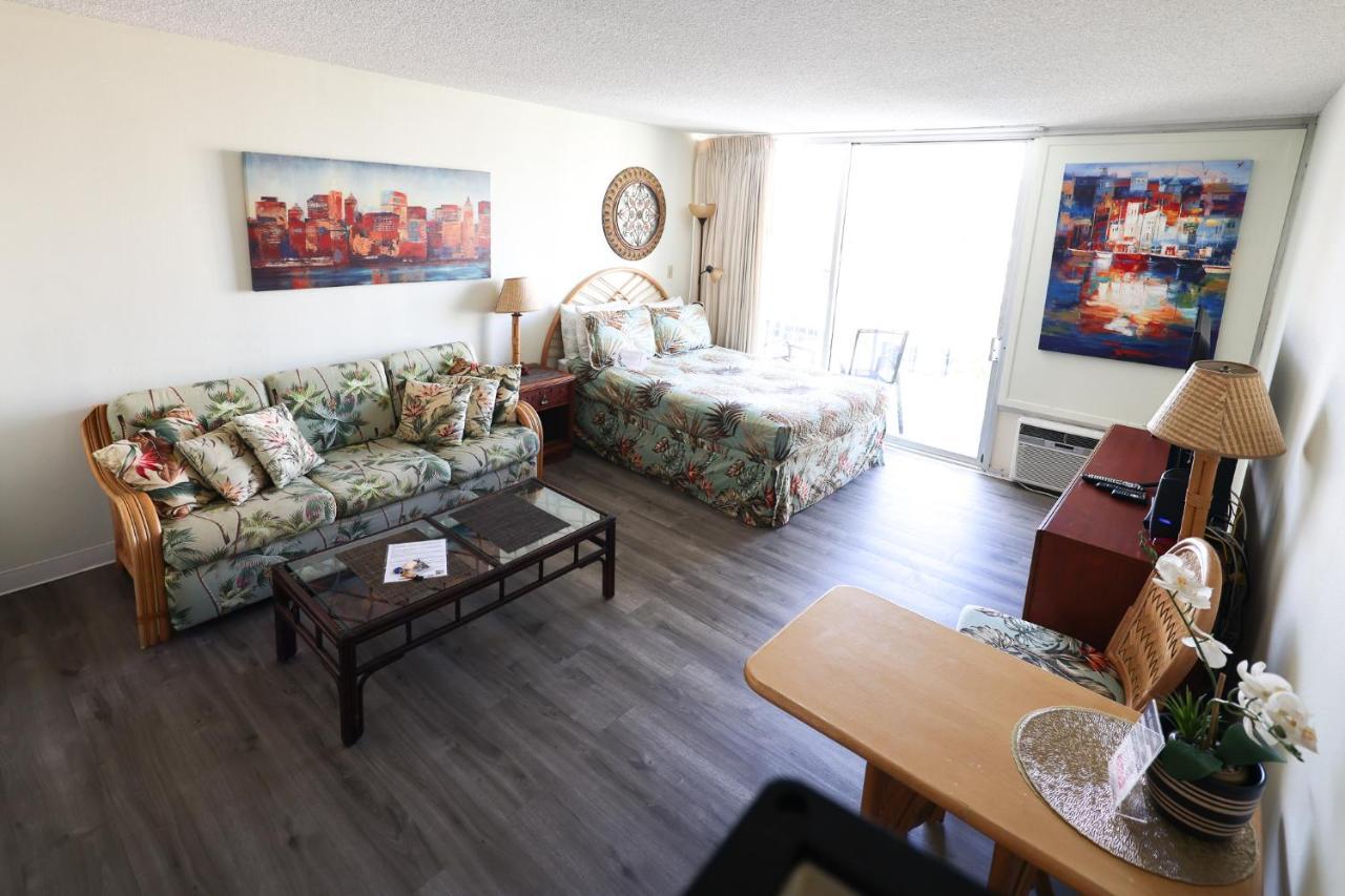 Apartment Tropical At Marine Surf Waikiki: Beachfront Oasis With Full Kitchen Honolulu