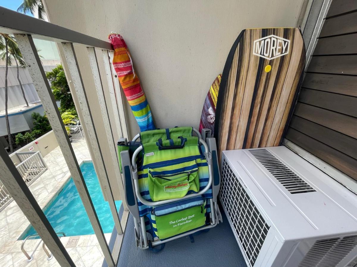 Apartment Tropical At Marine Surf Waikiki: Beachfront Oasis With Full Kitchen *