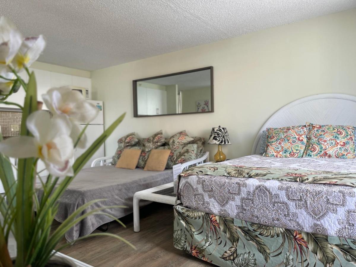 Apartment Tropical At Marine Surf Waikiki: Beachfront Oasis With Full Kitchen Honolulu