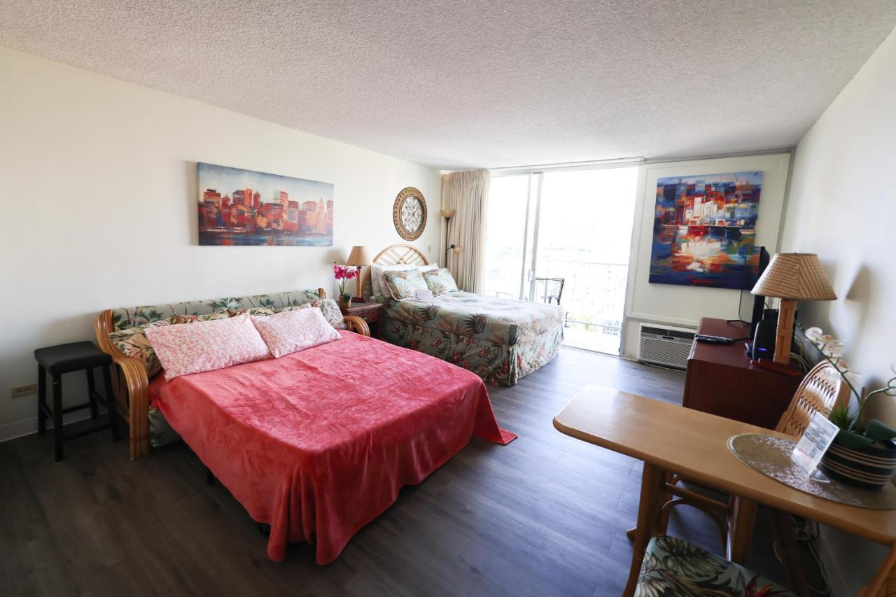 Apartment Tropical At Marine Surf Waikiki: Beachfront Oasis With Full Kitchen Honolulu