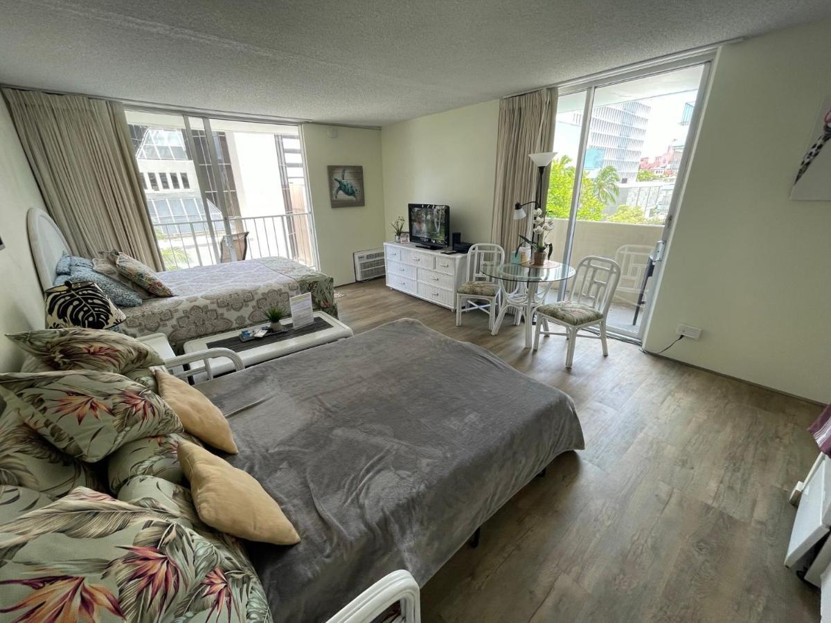 Apartment Tropical At Marine Surf Waikiki: Beachfront Oasis With Full Kitchen Honolulu