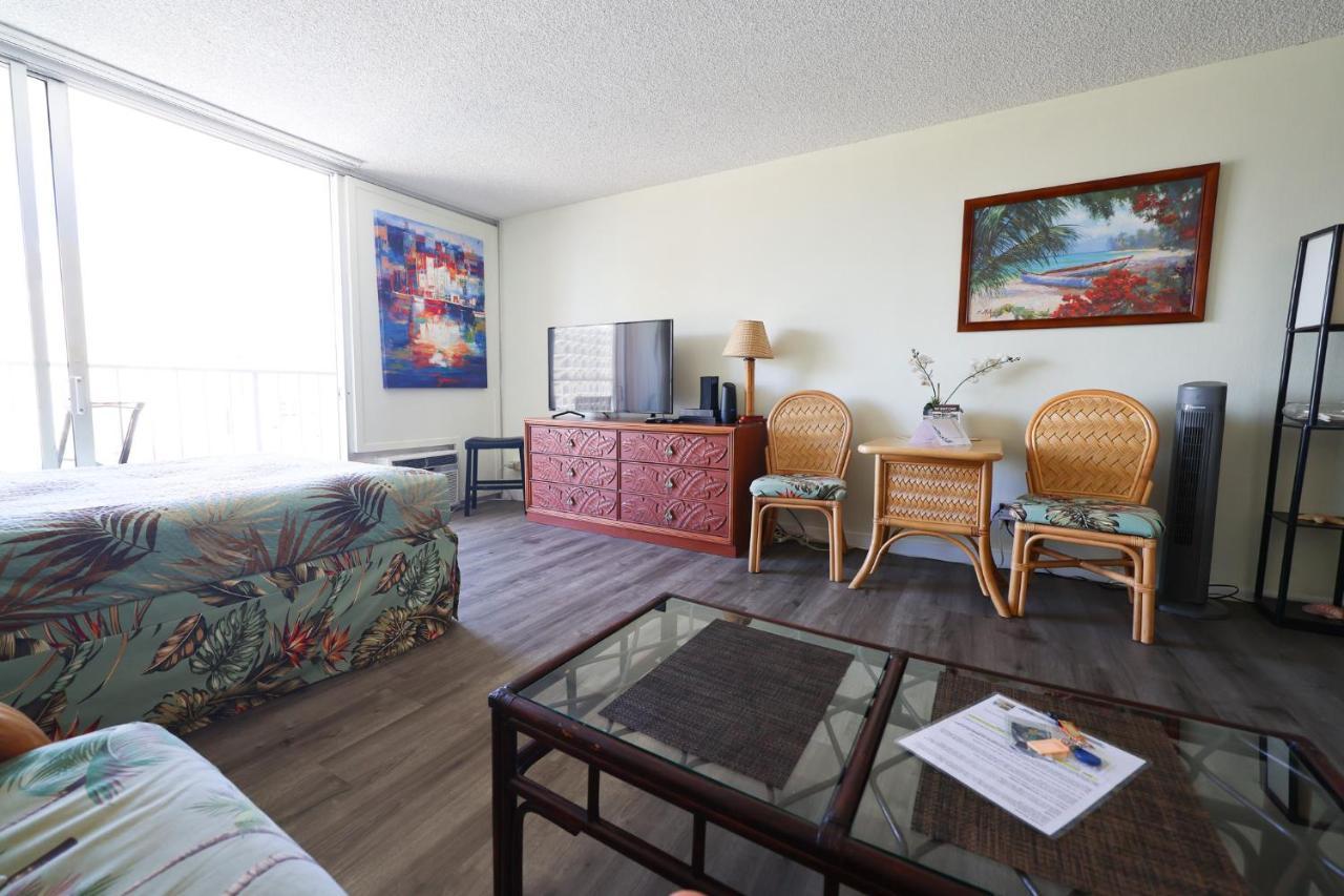 Tropical At Marine Surf Waikiki: Beachfront Oasis With Full Kitchen Apartment Honolulu