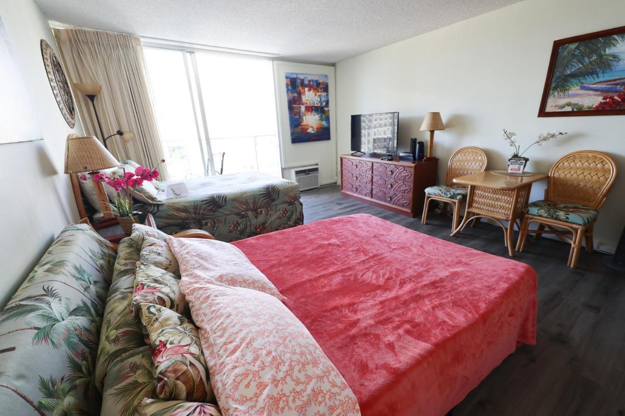 Tropical At Marine Surf Waikiki: Beachfront Oasis With Full Kitchen *