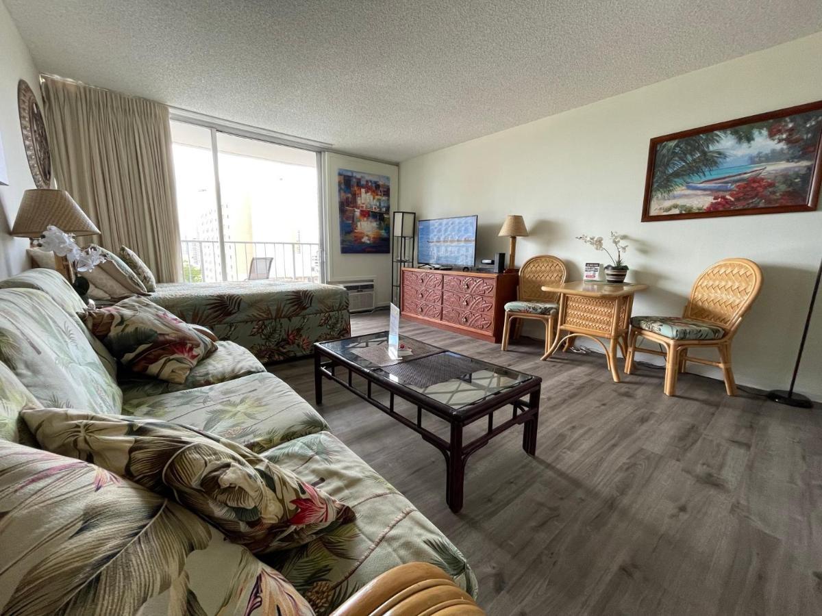 Apartment Tropical At Marine Surf Waikiki: Beachfront Oasis With Full Kitchen Honolulu