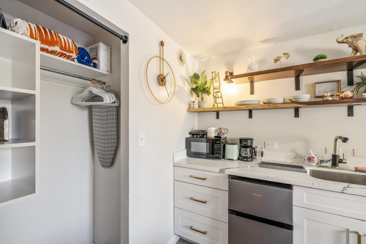 Aparthotel Bright & Cozy Unit With Balcony!