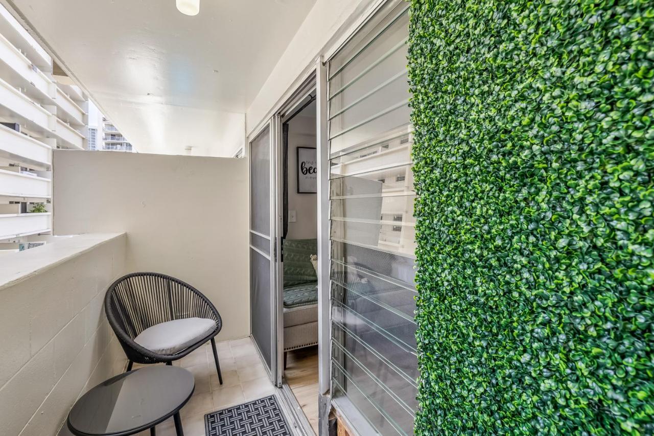 Bright & Cozy Unit With Balcony! Honolulu