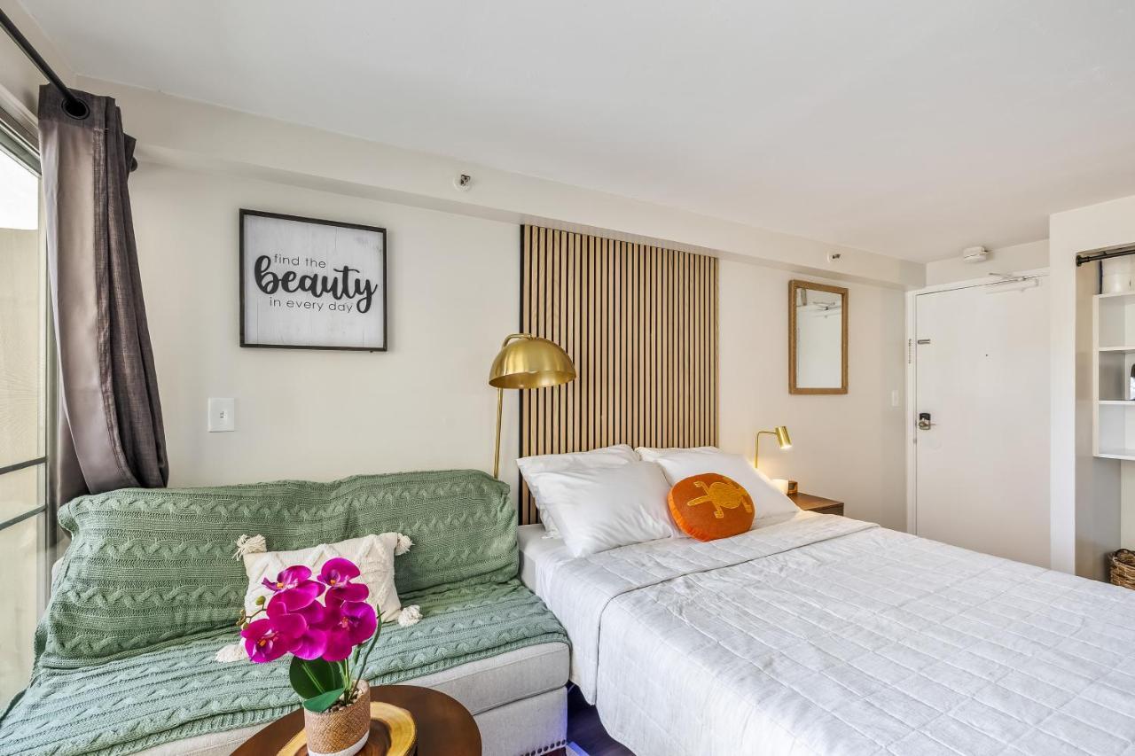 Bright & Cozy Unit With Balcony! * Honolulu