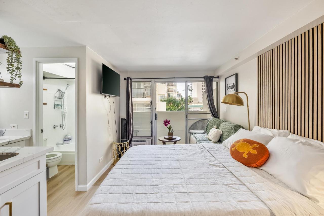 Bright & Cozy Unit With Balcony! Honolulu